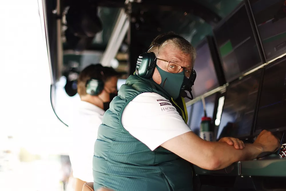 Otmar Szafnauer, Team Principal and CEO, Aston Martin F1, on the pit wall