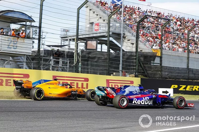 Fernando Alonso, McLaren MCL33, sale de la pista detr&aacute;s de Brendon Hartley, Toro Rosso STR13 