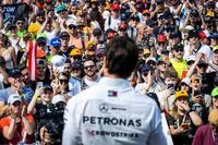 Por qu&eacute; es Mercedes quien bloquea el mercado de pilotos de F1 2025