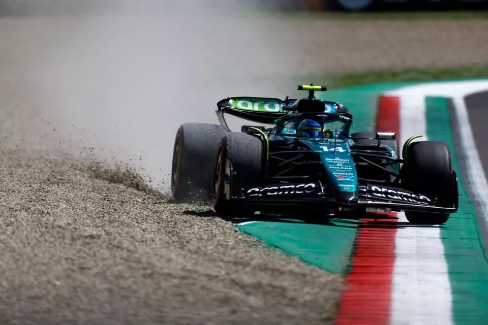Fernando Alonso, Aston Martin AMR24 nella ghiaia
