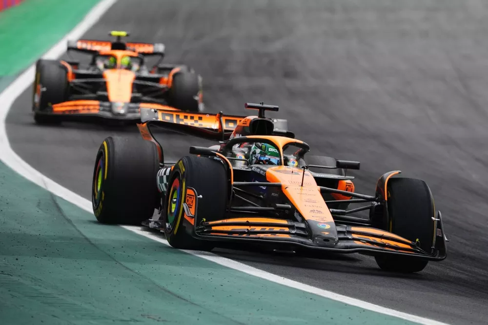 Oscar Piastri, McLaren MCL38, Lando Norris, McLaren MCL38