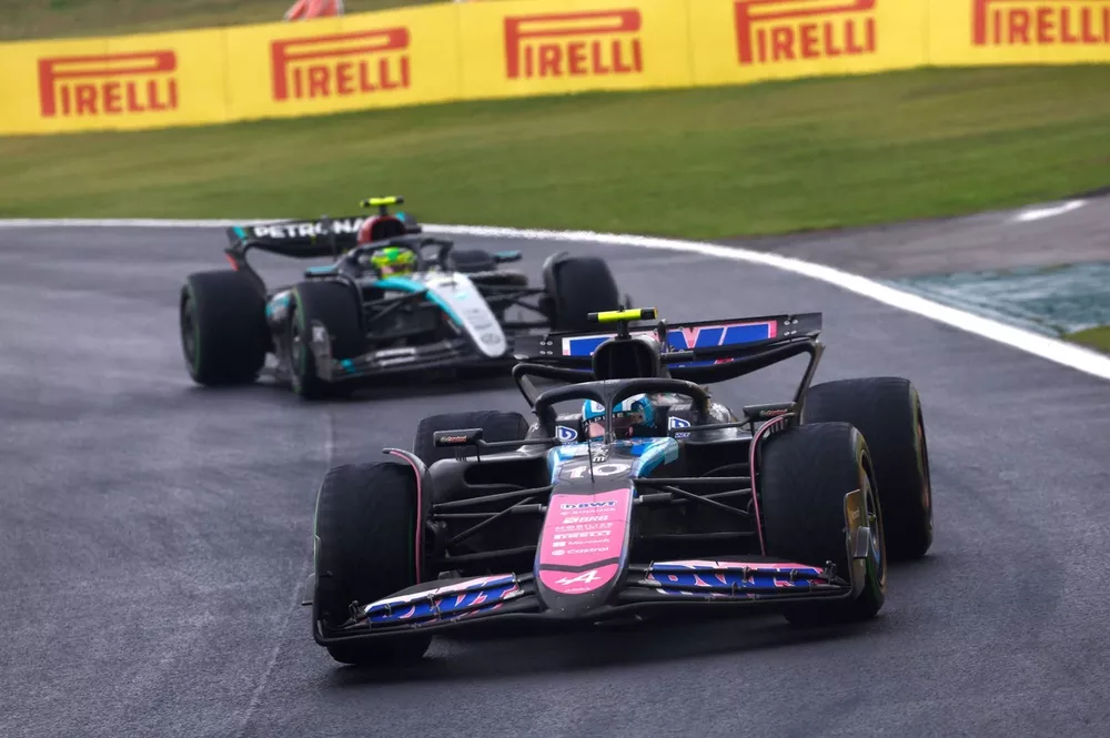 Pierre Gasly, Alpine A524 Lewis Hamilton, Mercedes F1 W15