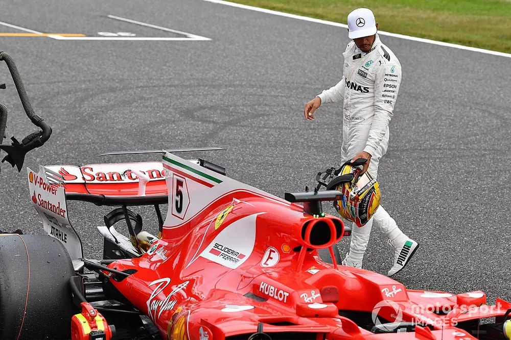 Lewis Hamilton, Mercedes AMG F1 regarde la Ferrari SF70H dans le Parc Ferm&eacute;