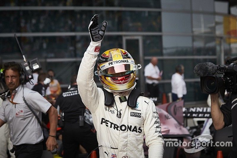 Ganador de la pole Lewis Hamilton, Mercedes AMG, celebra en Parc Ferme