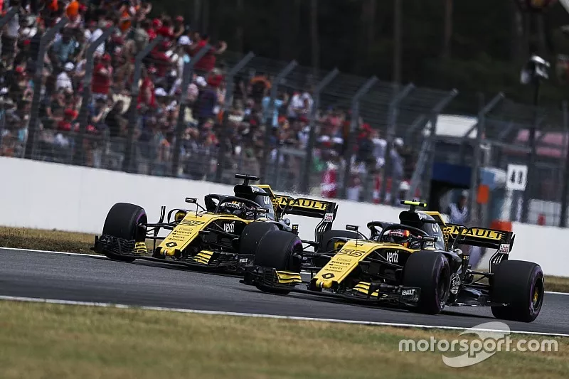Nico Hulkenberg, Renault Sport F1 Team R.S. 18 ve Carlos Sainz Jr., Renault Sport F1 Team R.S. 18
