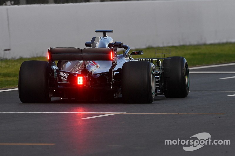 Formule 1-auto’s met regenlicht op achtervleugel in 2019