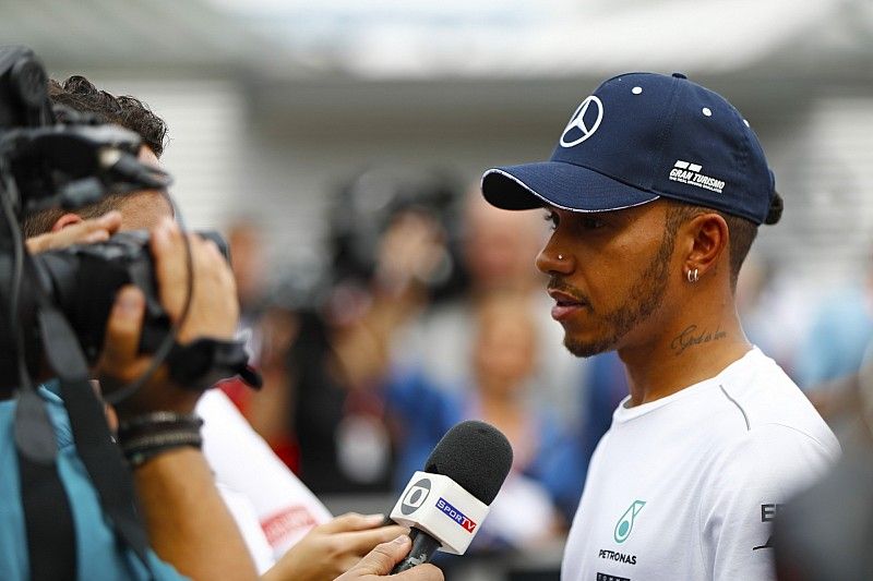 Lewis Hamilton, Mercedes AMG F1, habla con los medios