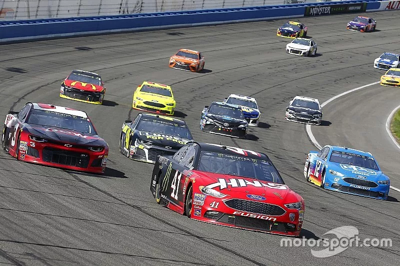 Kurt Busch, Stewart-Haas Racing, Ford Fusion Haas Automation/Monster Energy, Ryan Blaney, Team Penske, Ford Fusion PPG and Austin Dillon, Richard Childress Racing, Chevrolet Camaro Dow Coatings