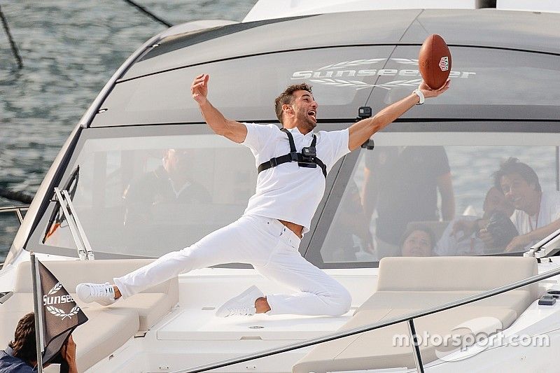 Daniel Ricciardo, Red Bull Racing atrapa un pase del jugador de futbol americano de Tom Brady