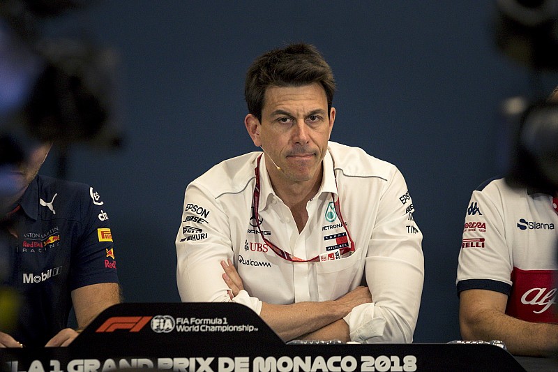 Wolff striglia la Mercedes: