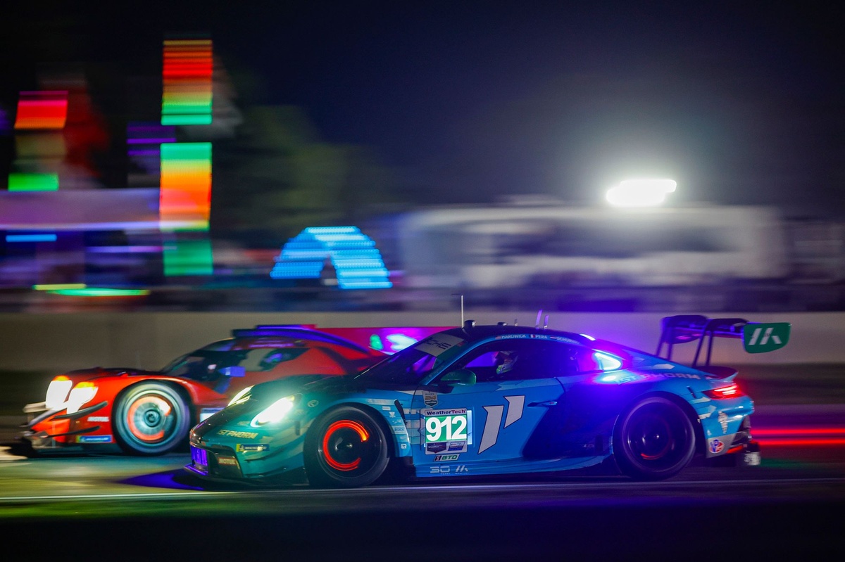LIVE: 12 Hours of Sebring Race Updates and Commentary - Motorsport.com