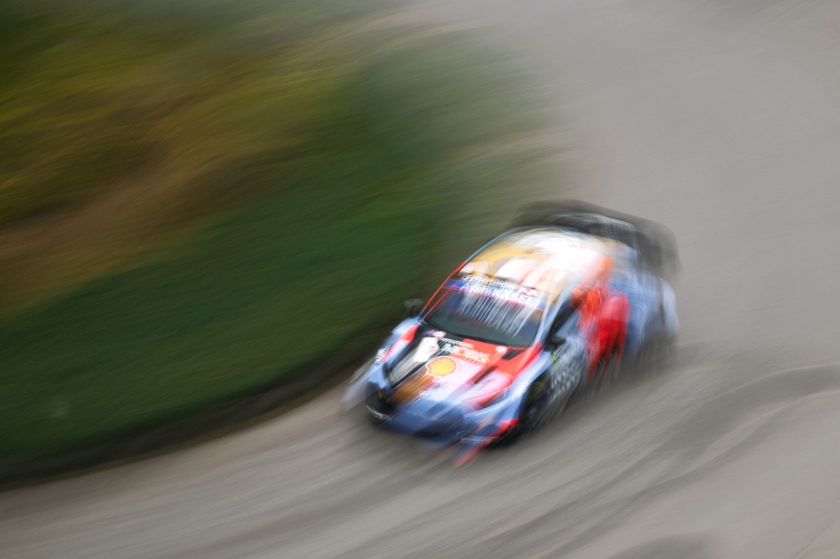 WRC Sardinia: Fourmaux heads Hyundai 1-2 after puncture-filled morning