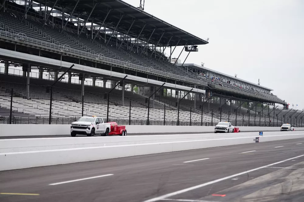 Trabajos para secar la pista en Indianapolis Motor Speedway