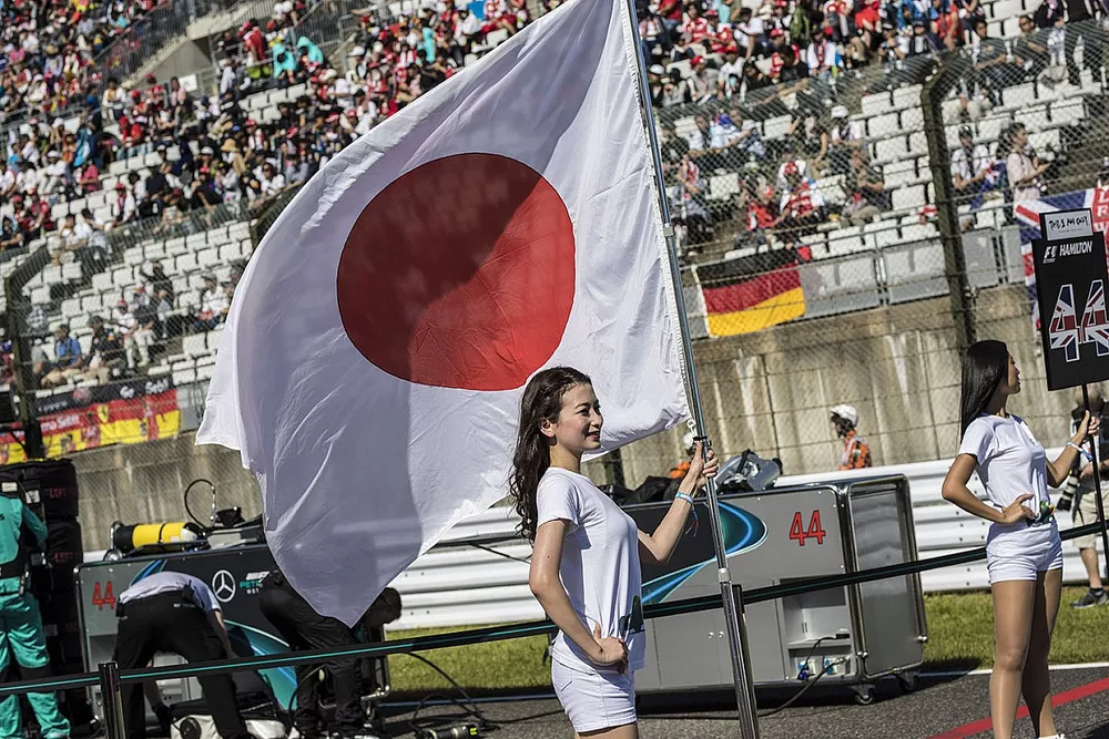 Chica de la parrilla con la bandera de Jap&oacute;n