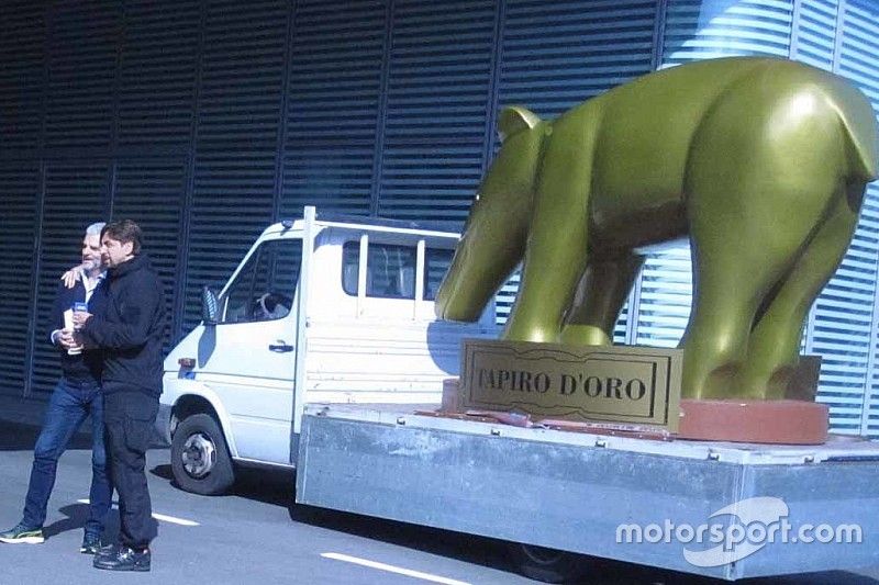 La Ferrari riceve il Tapiro d'Oro da Striscia la Notizia per non aver vinto il titolo mondiale La Ferrari riceve il Tapiro d'Oro da Striscia la Notizia per non aver vinto il titolo mondiale