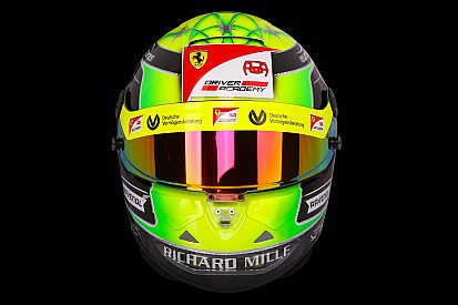 Mick Schumacher bemutatta a 2019-es sisakját, rajta a Ferrari logójával
