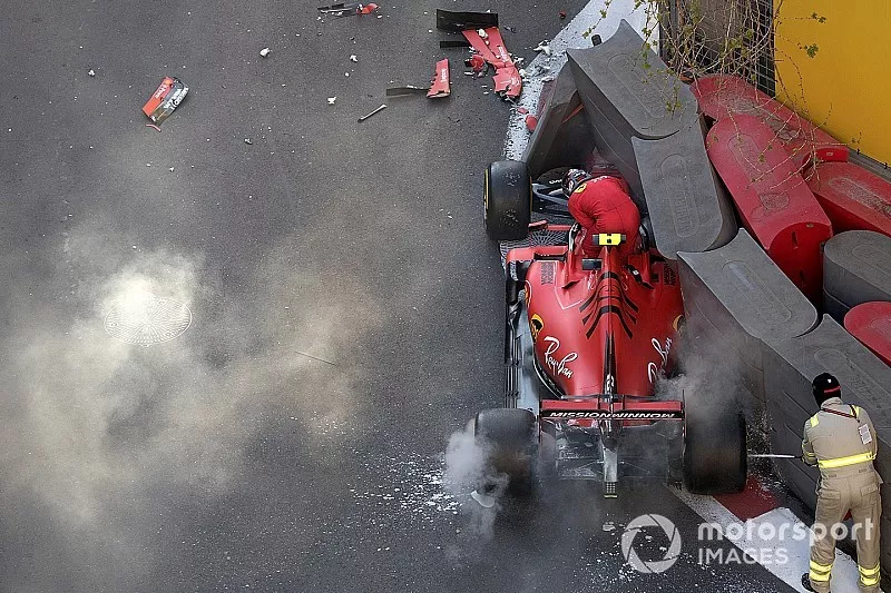 Charles Leclerc, Ferrari SF90 se baja de su auto chocado
