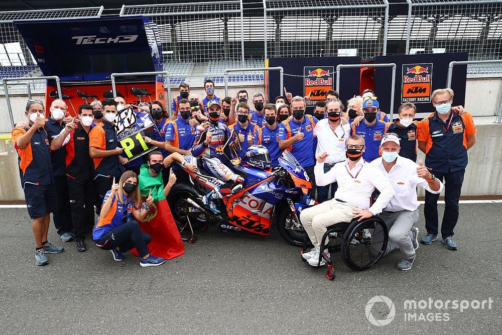 Race winner Miguel Oliveira, Red Bull KTM Tech 3 celebrates with teams members