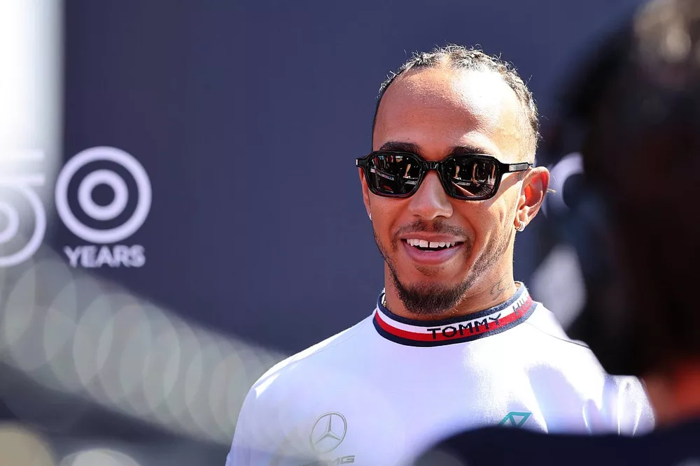 Lewis Hamilton, Mercedes-AMG, habla con los medios de comunicación