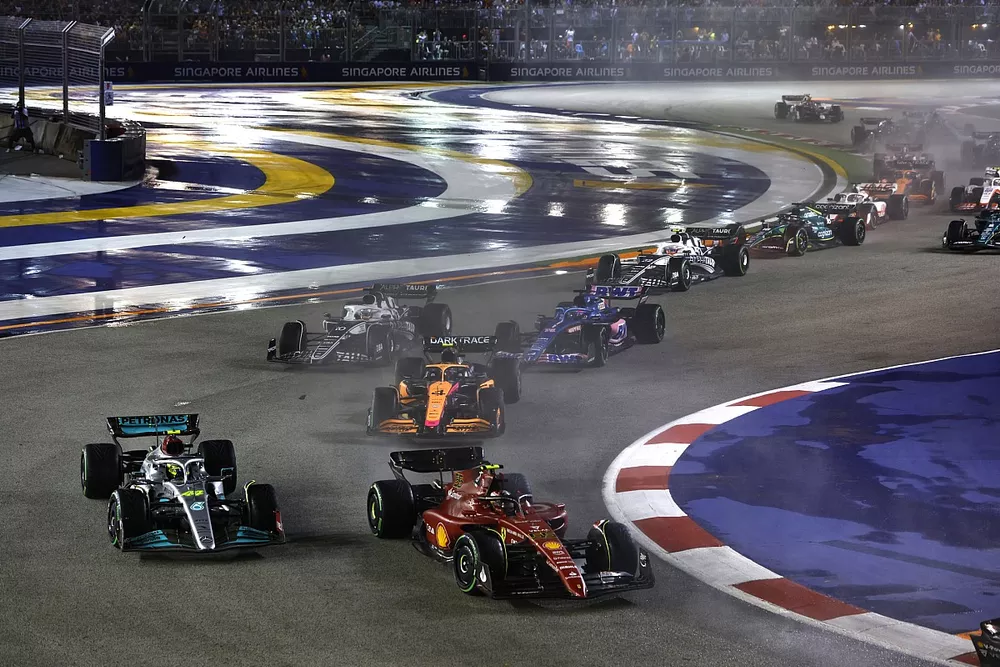Carlos Sainz, Ferrari F1-75, Lewis Hamilton, Mercedes W13, Lando Norris, McLaren MCL36, Pierre Gasly, AlphaTauri AT03, Fernando Alonso, Alpine A522, et les autres monoplaces dans le premier tour