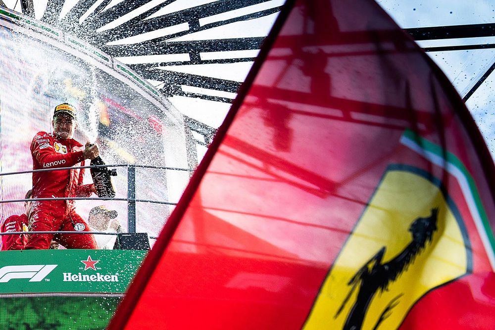 Podio: ganador de la carrera Charles Leclerc, Ferrari