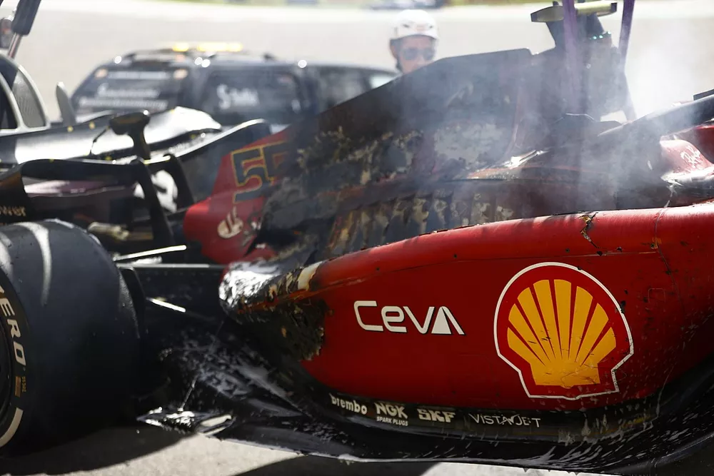 I danni sull'auto di Carlos Sainz, Ferrari F1-75, dopo l'incendio che ne ha causato il ritiro