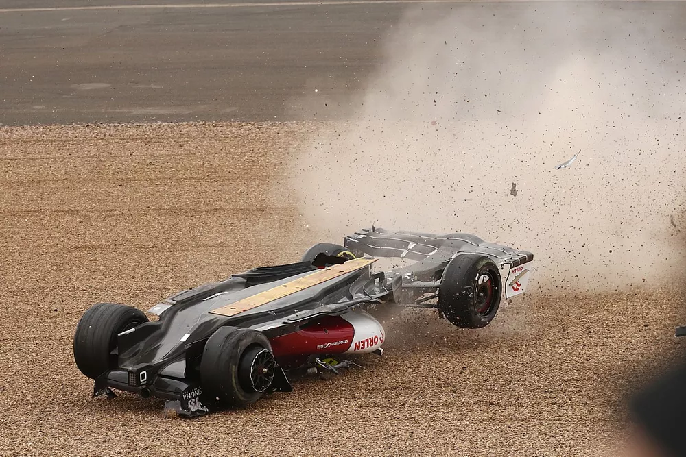 Zhou Guanyu, Alfa Romeo C42 lors du crash du d&eacute;part