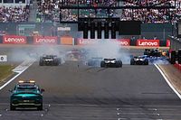 V&iacute;deo: as&iacute; fue el accidente de Zhou en la salida de Silverstone