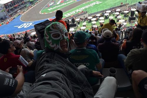 VÍDEO F1: Fora do TL1 no México, Russell se disfarça e assiste treino na arquibancada com os fãs