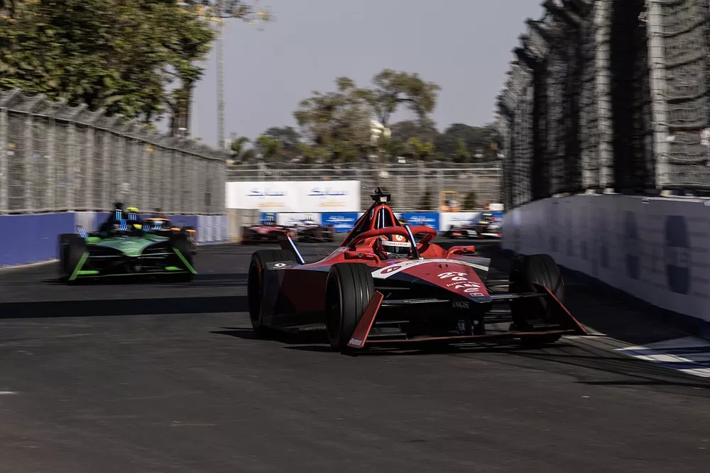 Jake Dennis, Andretti Autosport, Porsche 99 X Electric Gen3, Sebastien Buemi, Envision Racing, Jaguar I-TYPE 6