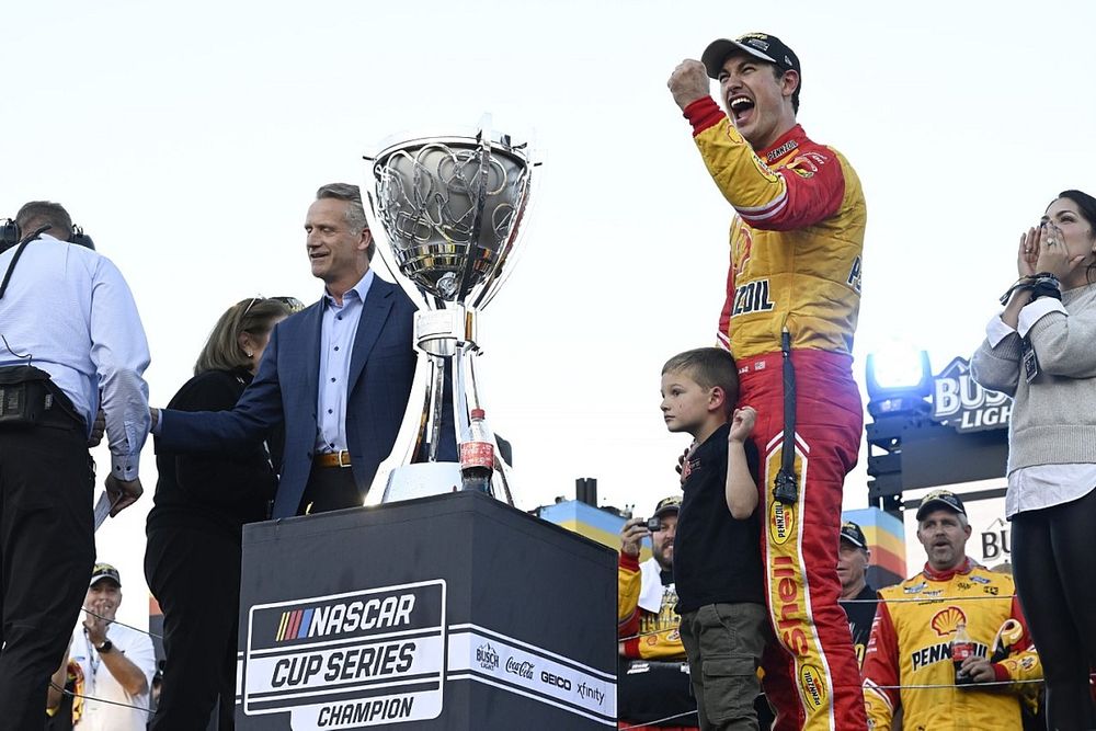 El Campeón de la Copa Nascar Joey Logano, Equipo Penske, Ford Mustang