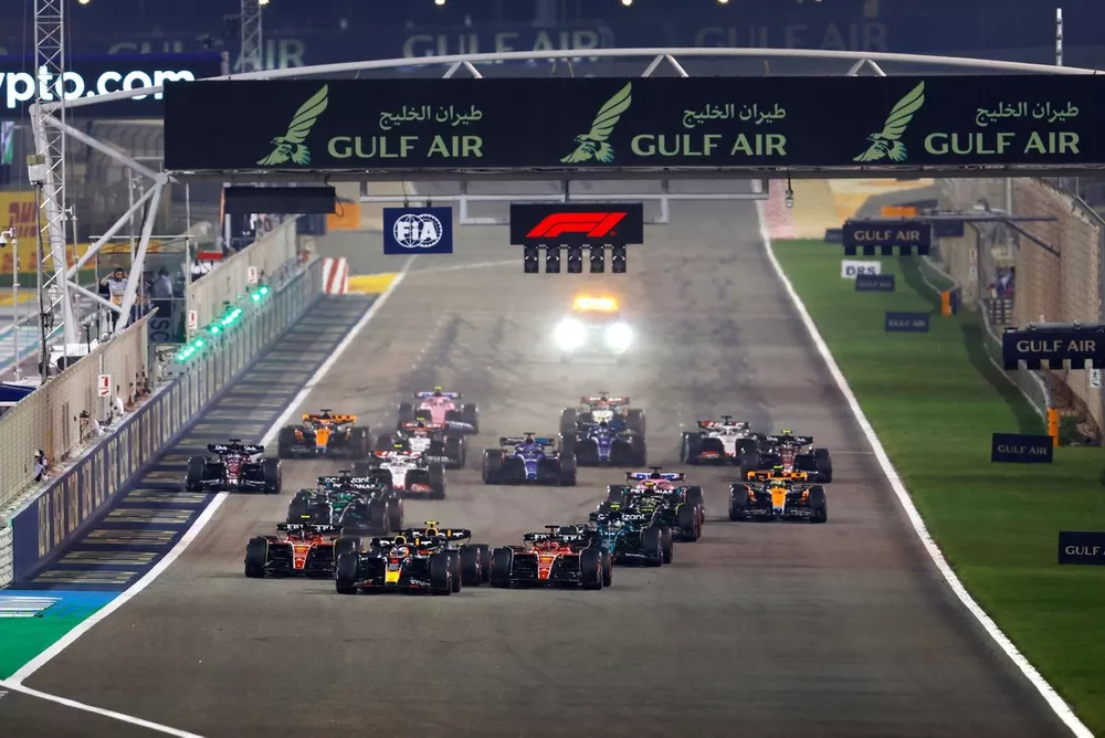 Max Verstappen, Red Bull Racing RB19, Charles Leclerc, Ferrari SF-23, Carlos Sainz, Ferrari SF-23, Sergio Perez, Red Bull Racing RB19, the rest of the field at the start