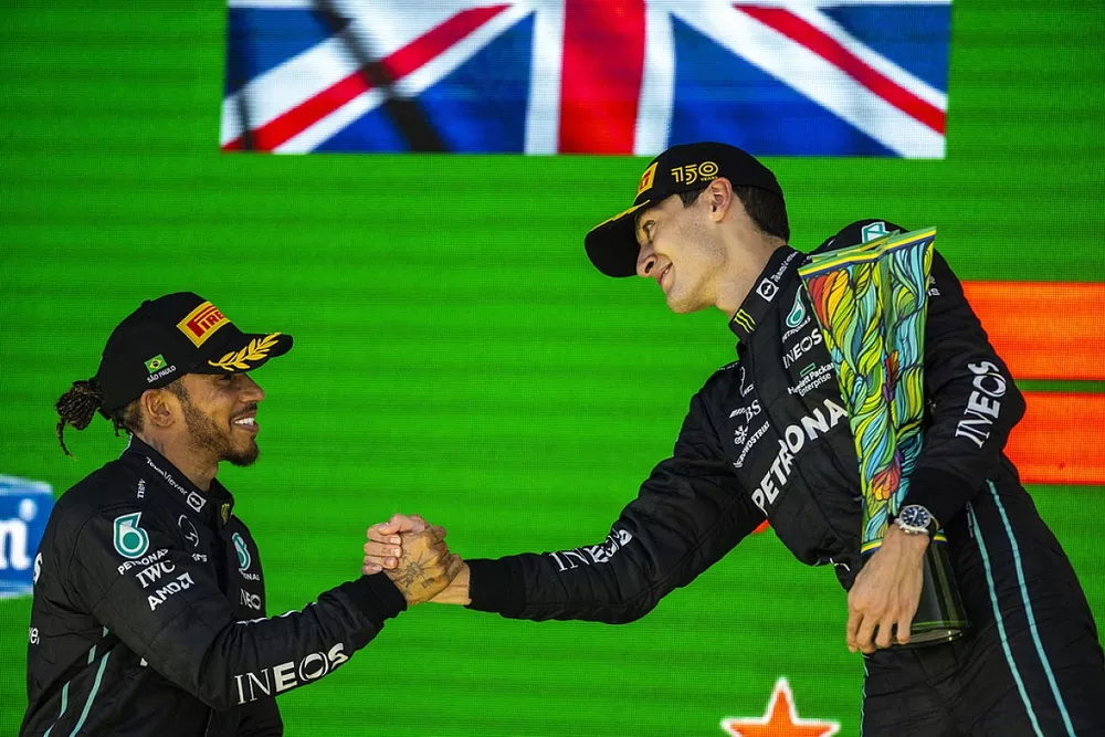 Podio: segundo lugar Lewis Hamilton, Mercedes AMG, ganador George Russell, Mercedes AMG