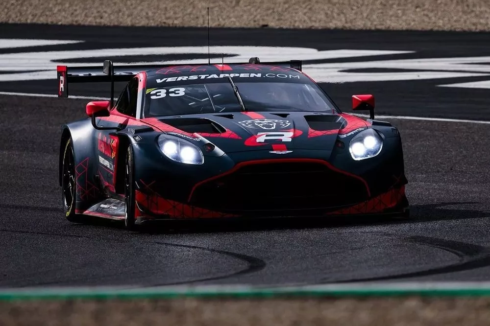 Max Verstappen au volant d'une Aston Martin GT3