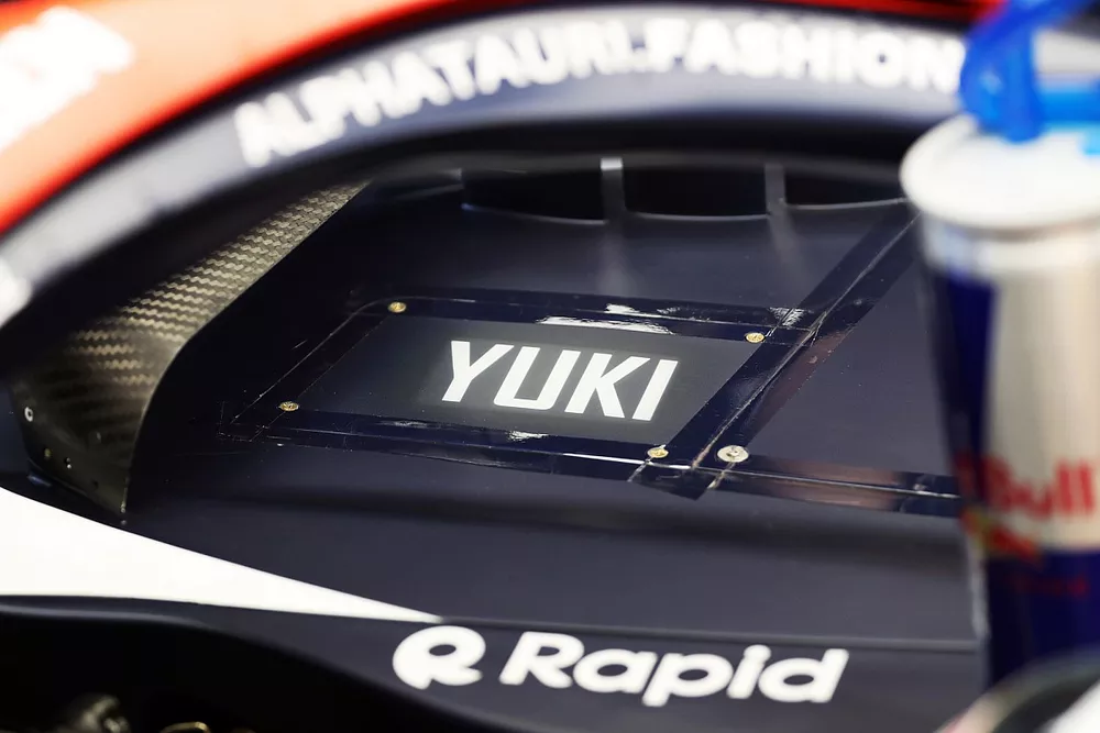 Nueva pantalla electrónica en el coche de Yuki Tsunoda, AlphaTauri 