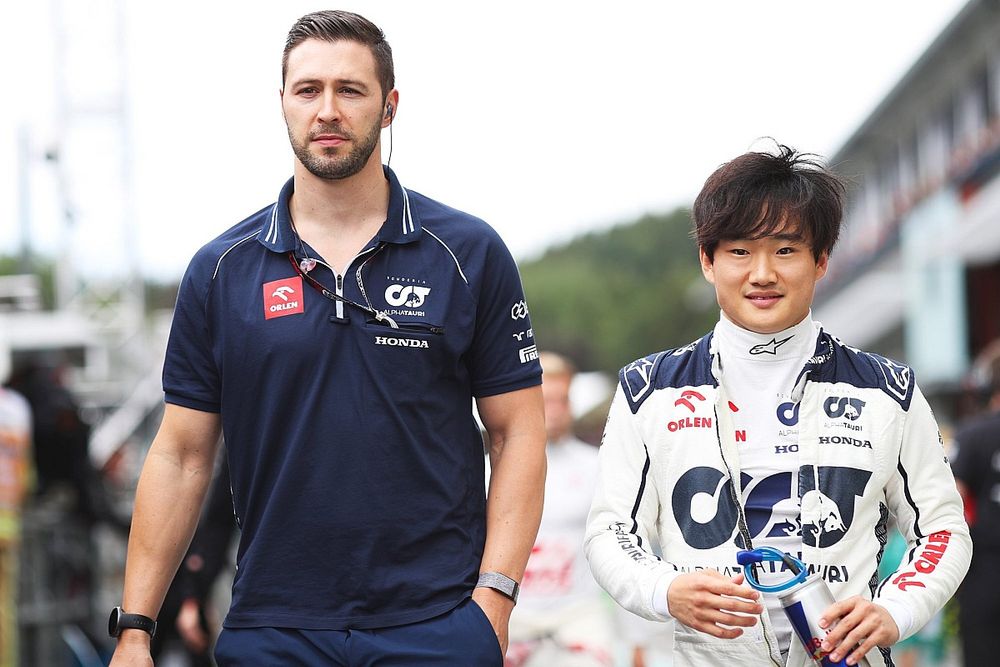 Yuki Tsunoda, AlphaTauri, con su fisio Michael Italiano