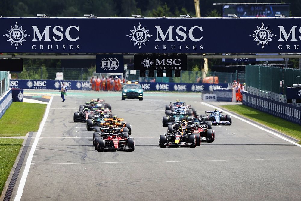 Charles Leclerc, Ferrari SF-23, Sergio Pérez, Red Bull Racing RB19, Lewis Hamilton, Mercedes F1 W14, Carlos Sainz, Ferrari SF-23, Oscar Piastri, McLaren MCL60, Max Verstappen, Red Bull Racing RB19, el resto de la parrilla en la salida.