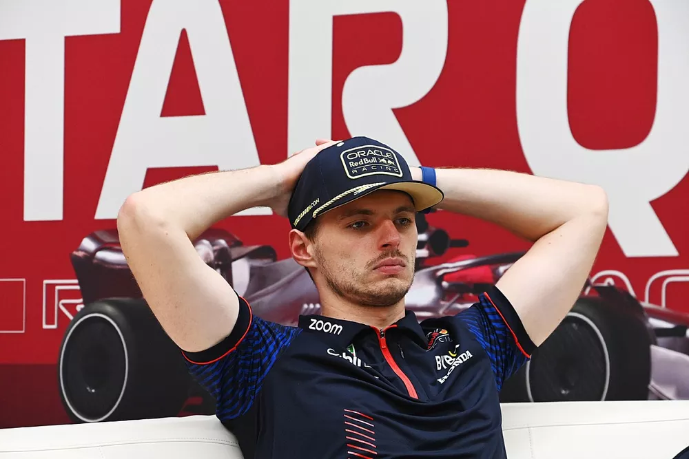 Max Verstappen, Red Bull Racing, 1&ordf; posici&oacute;n, en la rueda de prensa