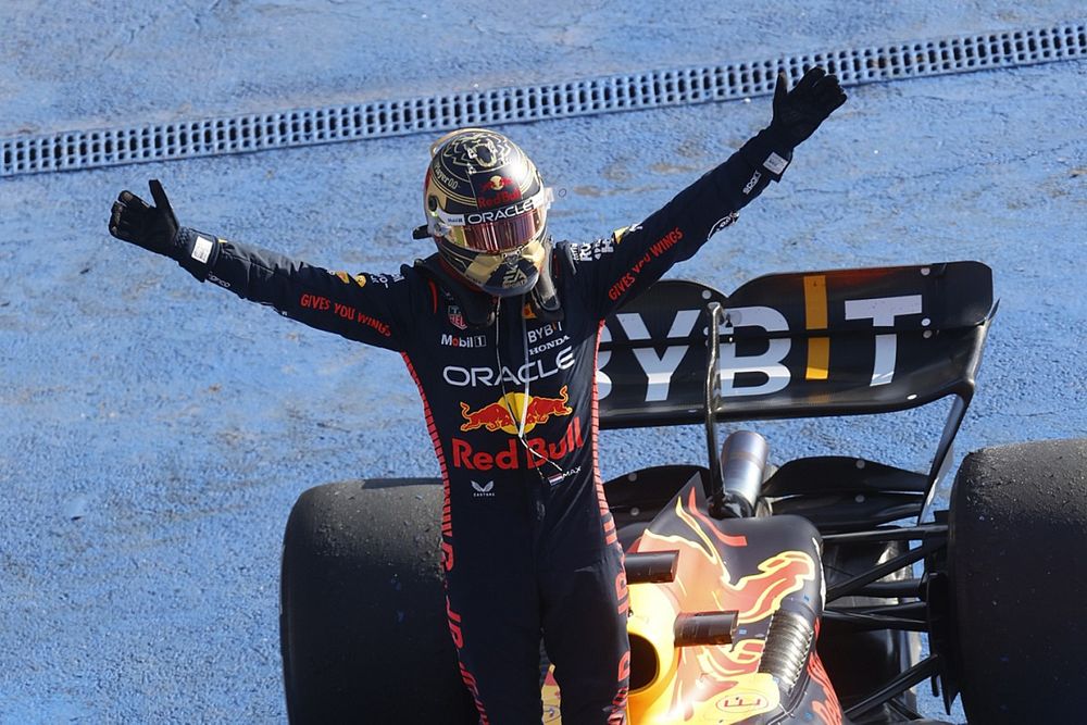 Max Verstappen, Red Bull Racing RB19, 1st position, in Parc Ferme
