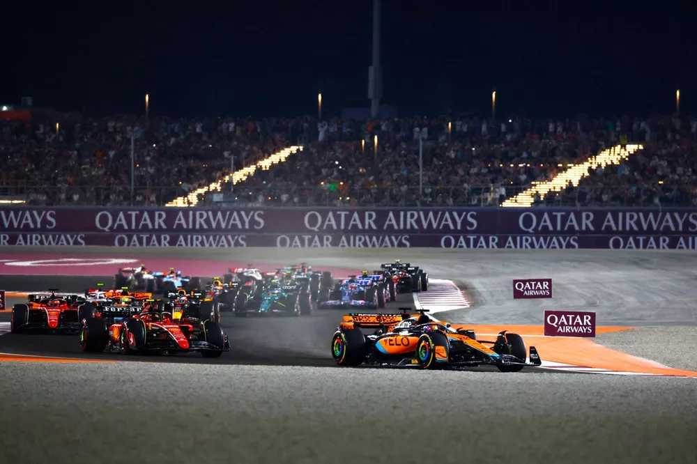 Oscar Piastri, McLaren MCL60, Carlos Sainz, Ferrari SF-23, George Russell, Mercedes F1 W14, Lando Norris, McLaren MCL60, Max Verstappen, Red Bull Racing RB19, et le reste du peloton au d&eacute;part du sprint