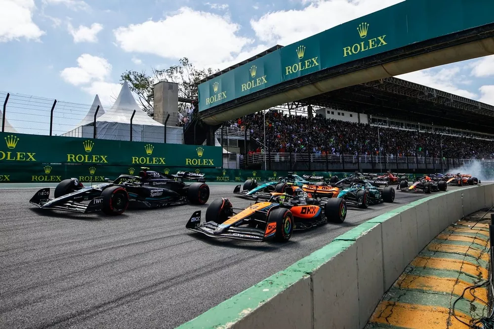 Lando Norris, McLaren MCL60, Lewis Hamilton, Mercedes F1 W14, Fernando Alonso, Aston Martin AMR23, Lance Stroll, Aston Martin AMR23, alla partenza, mentre Kevin Magnussen, Haas VF-23, Alex Albon, Williams FW45, si schiantano sullo sfondo.