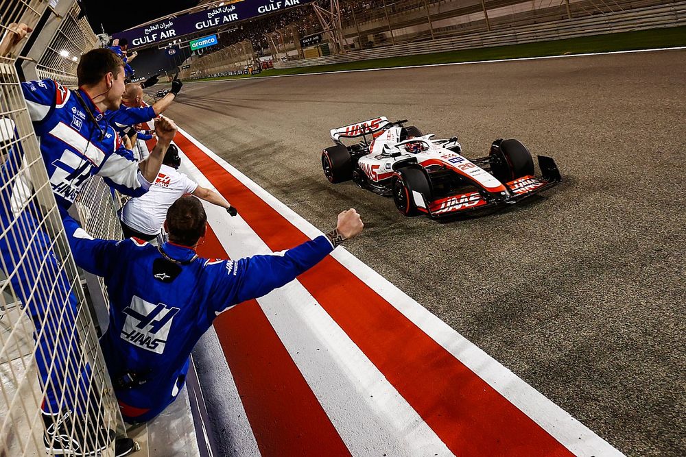 Kevin Magnussen, Haas VF-22, is greeted by his team at the finish