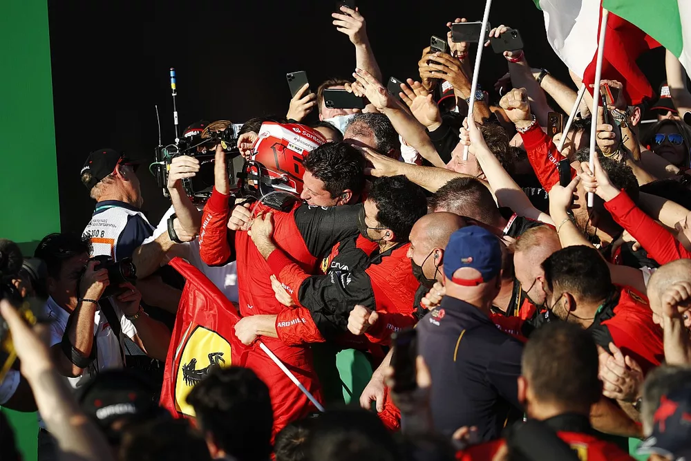 Charles Leclerc, Ferrari, 1&ordf; posici&oacute;n, celebra con su equipo en el Parc Ferme