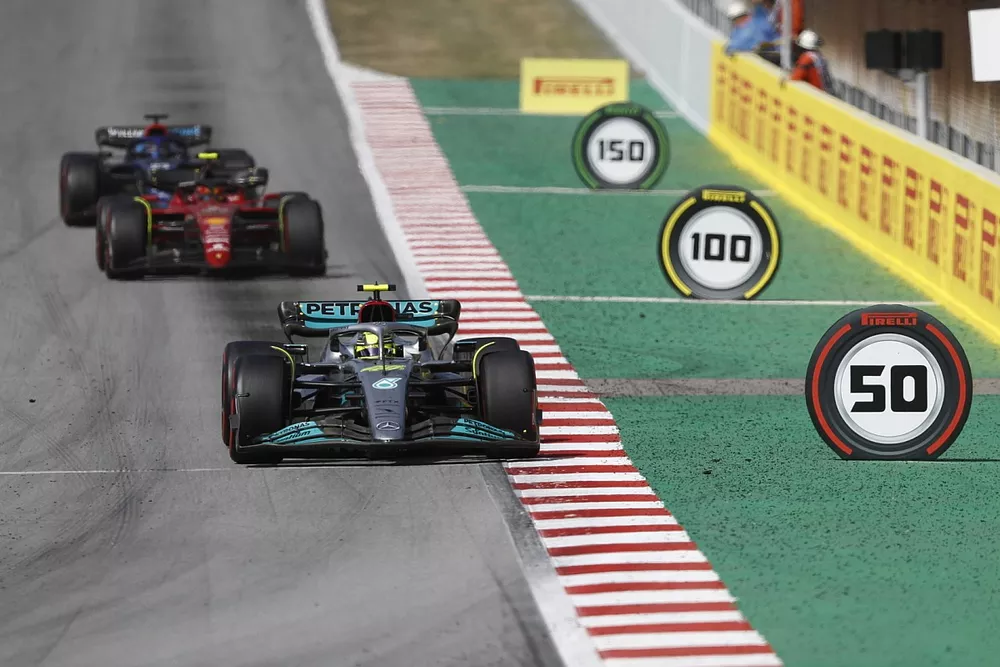 Lewis Hamilton, Mercedes W13, Carlos Sainz, Ferrari F1-75