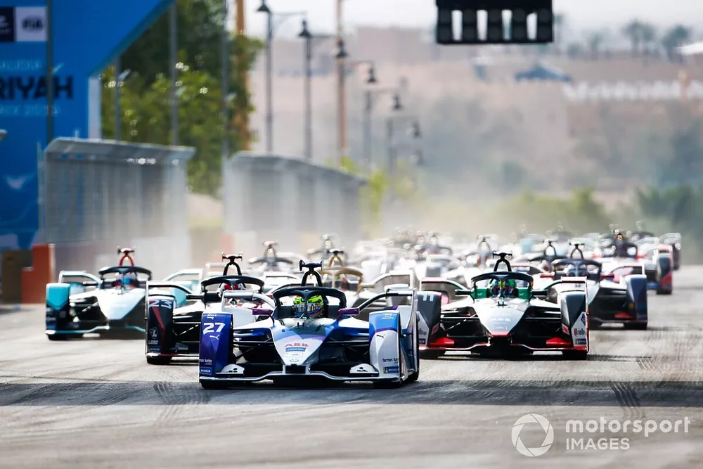 Start with Alexander Sims, BMW I Andretti Motorsports, BMW iFE.20 leading S&eacute;bastien Buemi, Nissan e.Dams, Nissan IMO2, Lucas Di Grassi, Audi Sport ABT Schaeffler, Audi e-tron FE06, Mitch Evans, Jaguar Racing, Jaguar I-
