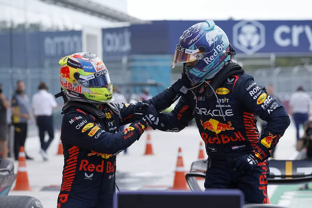Sergio Perez, Red Bull Racing, 2a posizione, Max Verstappen, Red Bull Racing, 1a posizione, si congratulano all'arrivo in Parco Chiuso