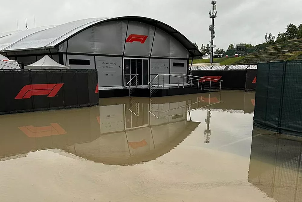 TV Compound circondato dall'acqua nel paddock di Imola