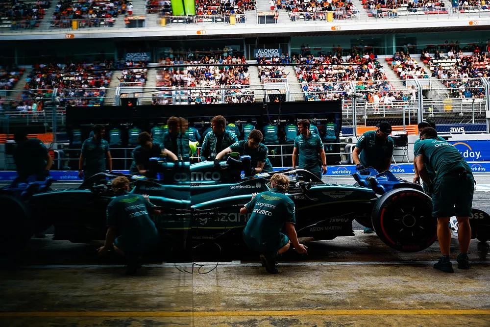 Mechanics in the pit lane with Fernando Alonso, Aston Martin AMR23
