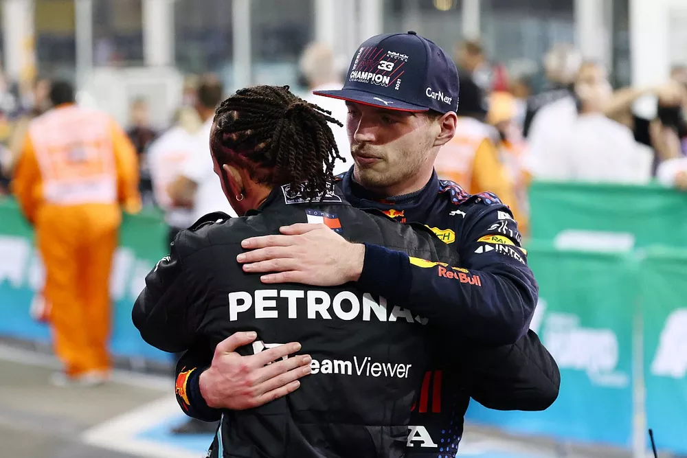 Lewis Hamilton, Mercedes, secondo classificato, si congratula con Max Verstappen, Red Bull Racing, primo classificato, in Parc Ferme