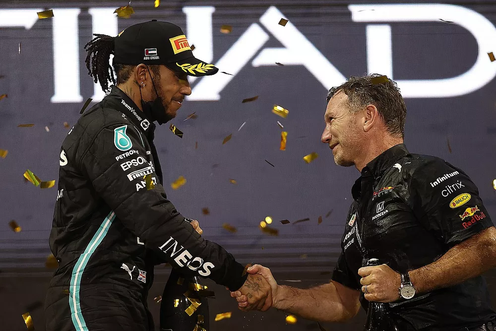 Red Bull Racing Team Principal Christian Horner schudt handen met tweede geplaatste Lewis Hamilton, Mercedes